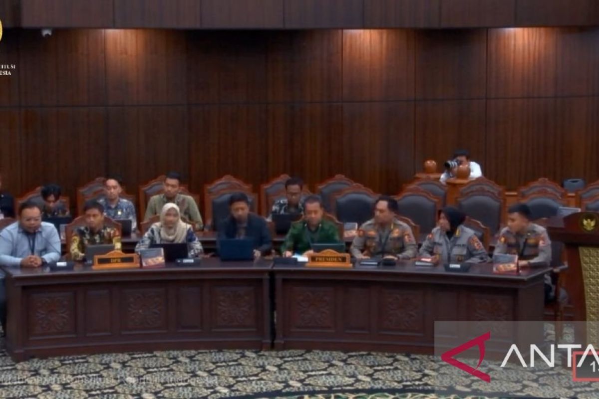Legal representatives of DPR and President postpone statements in Polri Law material review