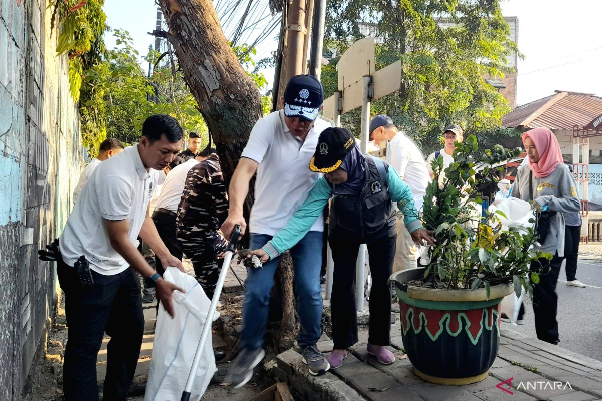 Environment Minister Urges Jakarta to Set Example as Region Free from "Open Dumping"