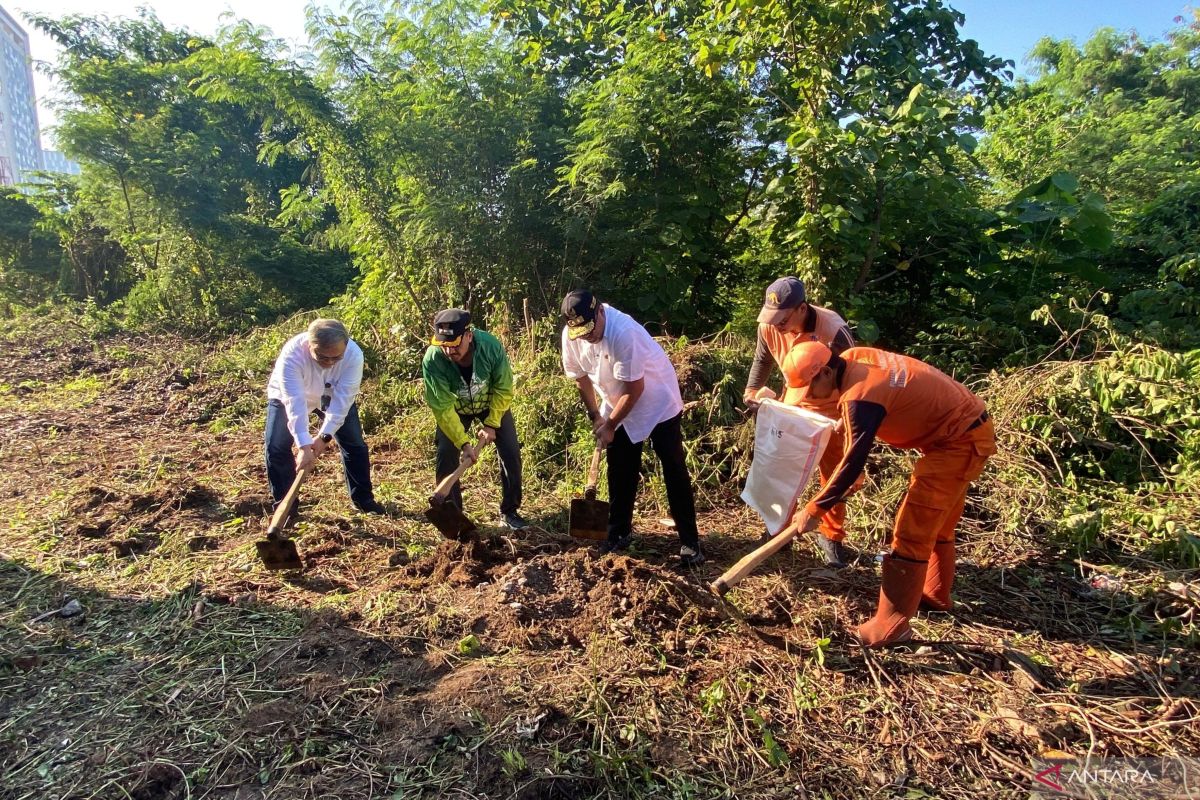 Rano Karno leads community service to provide parking space at Lebak Bulus Depot