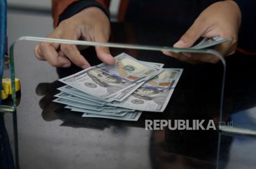 Dollar Strengthens, Rupiah Only Edges Up Slightly