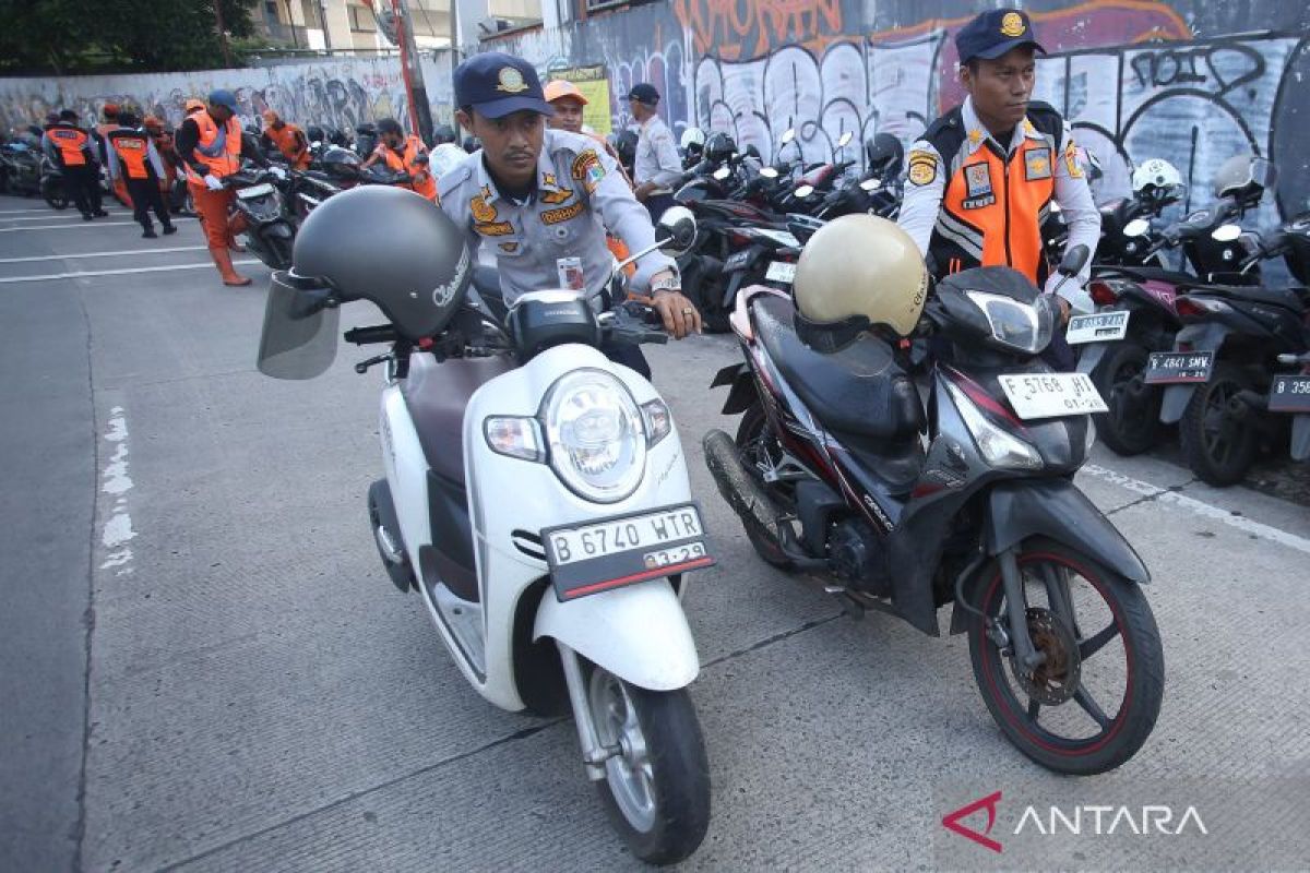 Jakarta Provincial Government Begins Strict Action Against Illegal Parking Around MRT, Hundreds of Motorcycles Now Relocated