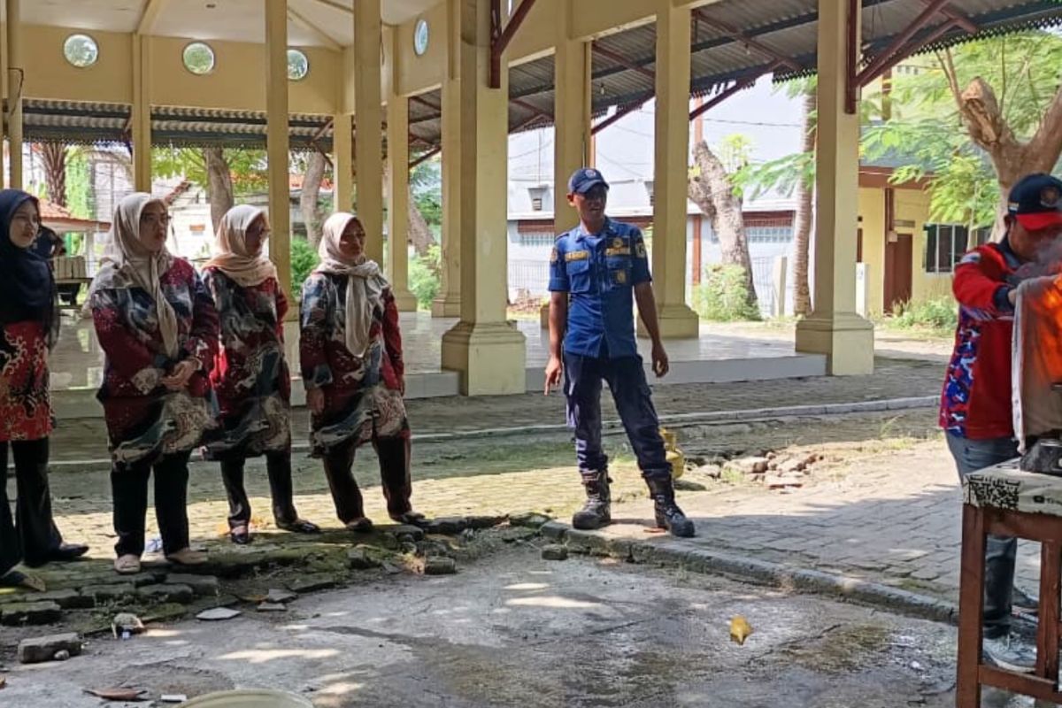 North Jakarta and Thousand Islands Fire and Rescue Sub-District Office Enhances Volunteer Firefighters' Capabilities