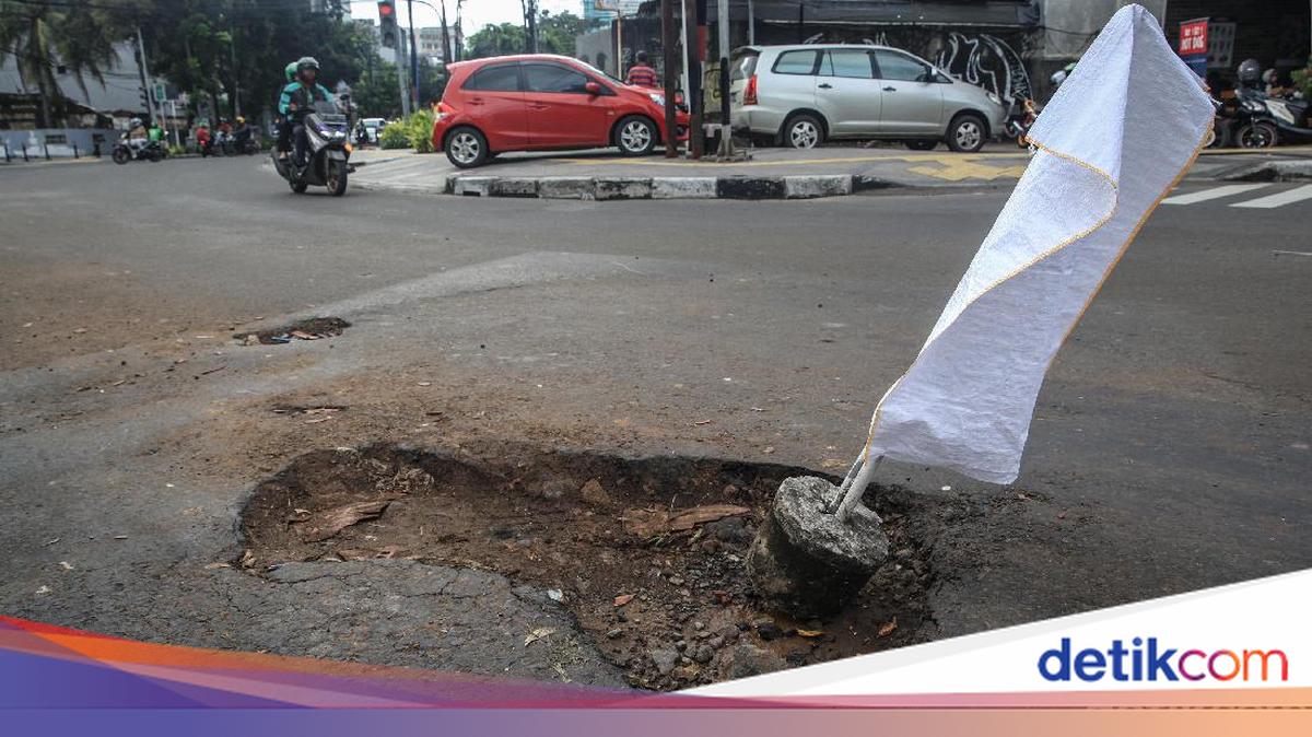 Frequently Damaged, Kebon Sirih Road in Central Jakarta to Be Concreted This Year