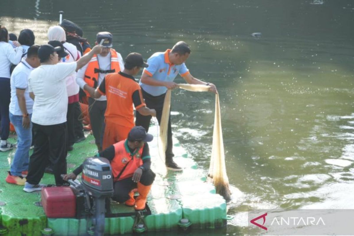 Jakarta East City Government Captures 320 kg of Plecostomus in Kaja Reservoir