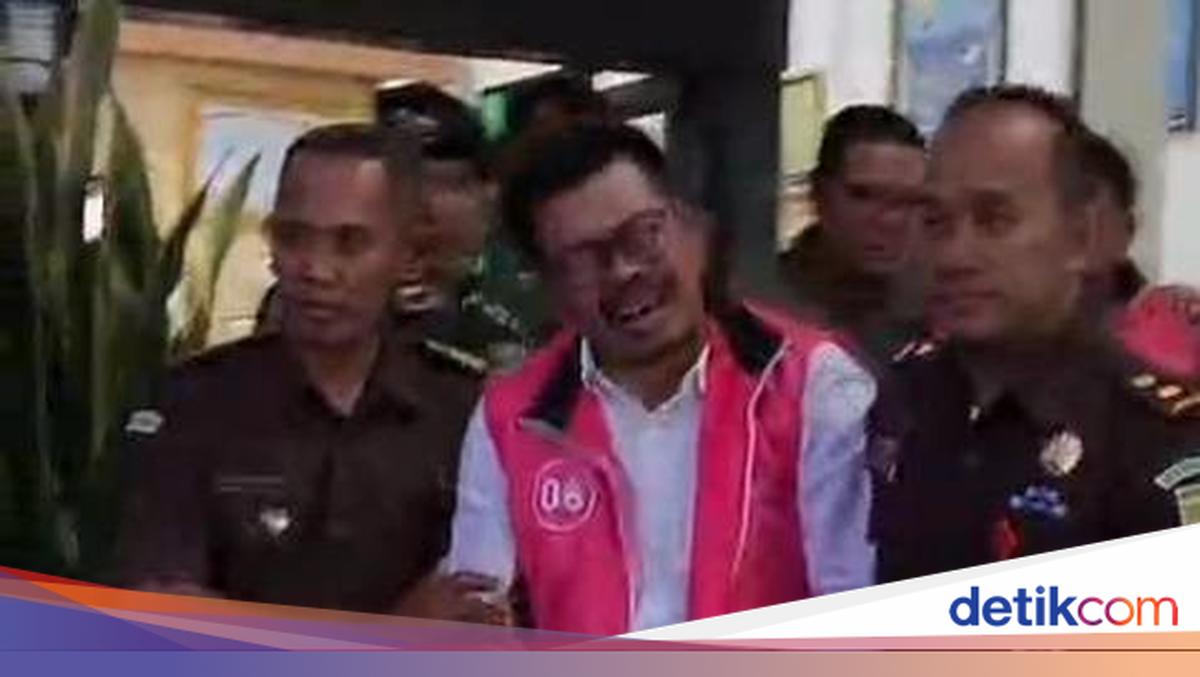 Suspect in Rp 242 Billion Corruption Case Cries Upon Arrest