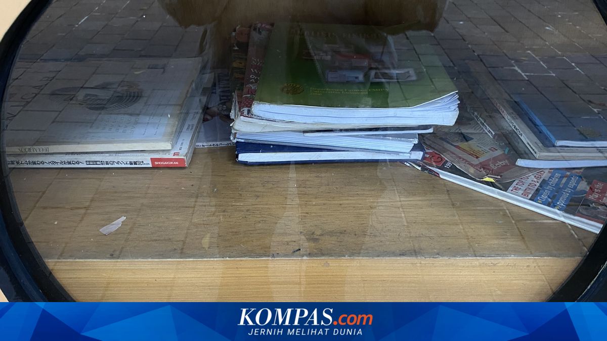 Torn Magazines, Yellowed Books: Portrait of Neglected Mini Libraries in Jakarta