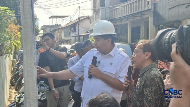 Wearing a White Helmet, Minister Ara Inspects Slum House Renovations in Menteng