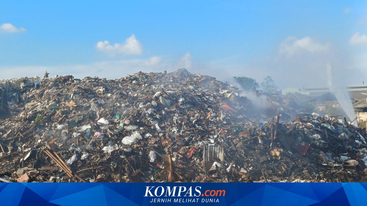 Illegal Waste Dump in North Jakarta's Kelapa Gading Burns for Two Days, Temporarily Extinguished Then Smoking Again