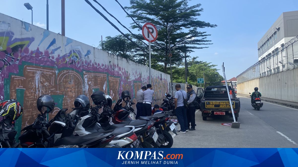 After Crackdown, Illegal Parking Attendants Beside MRT Lebak Bulus Hope to Be Recruited on Official Land