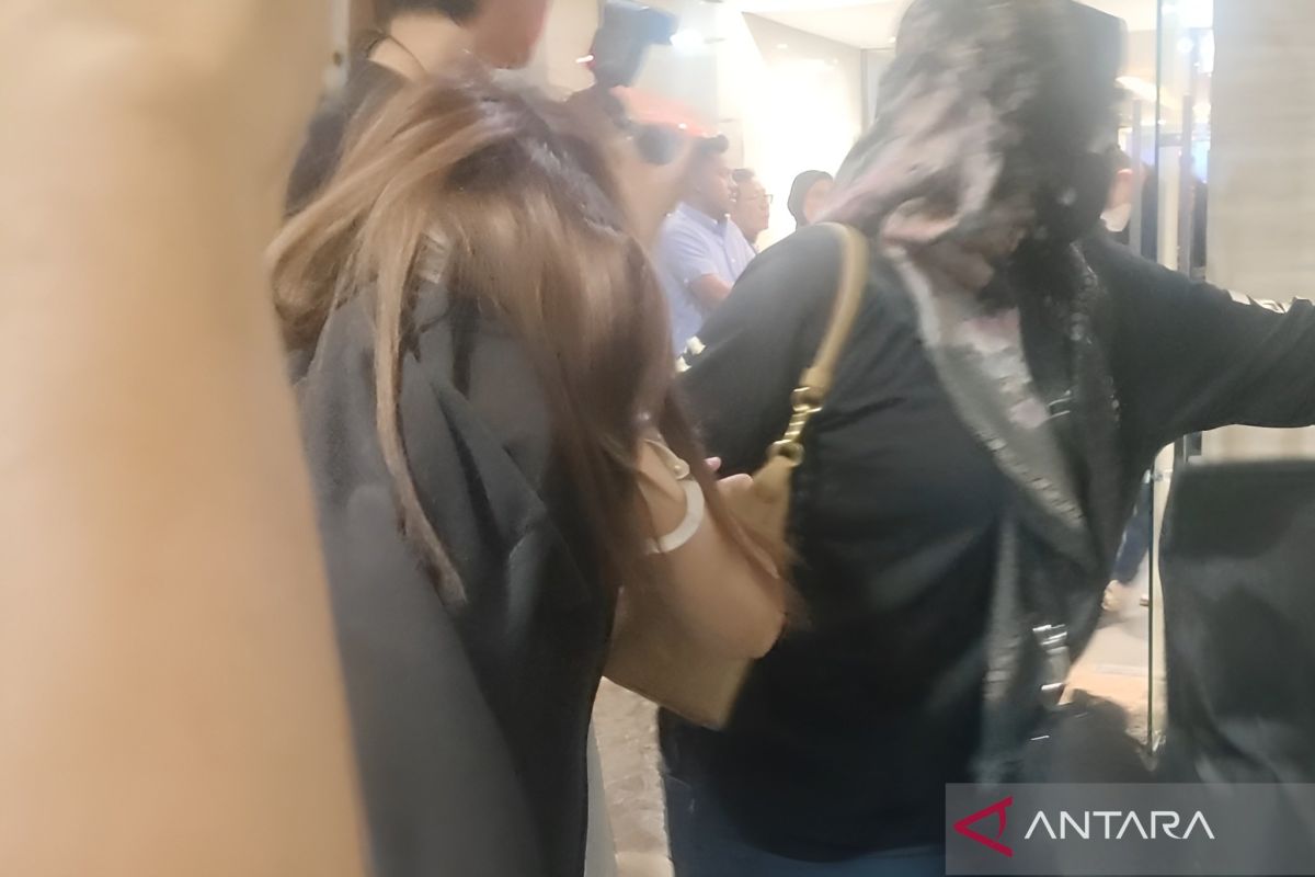 Wife and children of Koko Erwin arrive at Bareskrim for money laundering examination