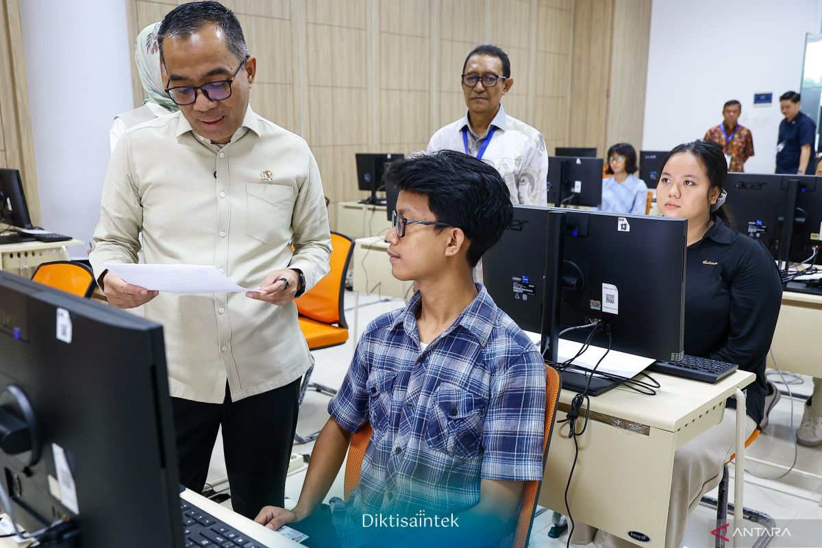Reviewing UTBK-SNBT, Mendiktisaintek warns against cheating methods