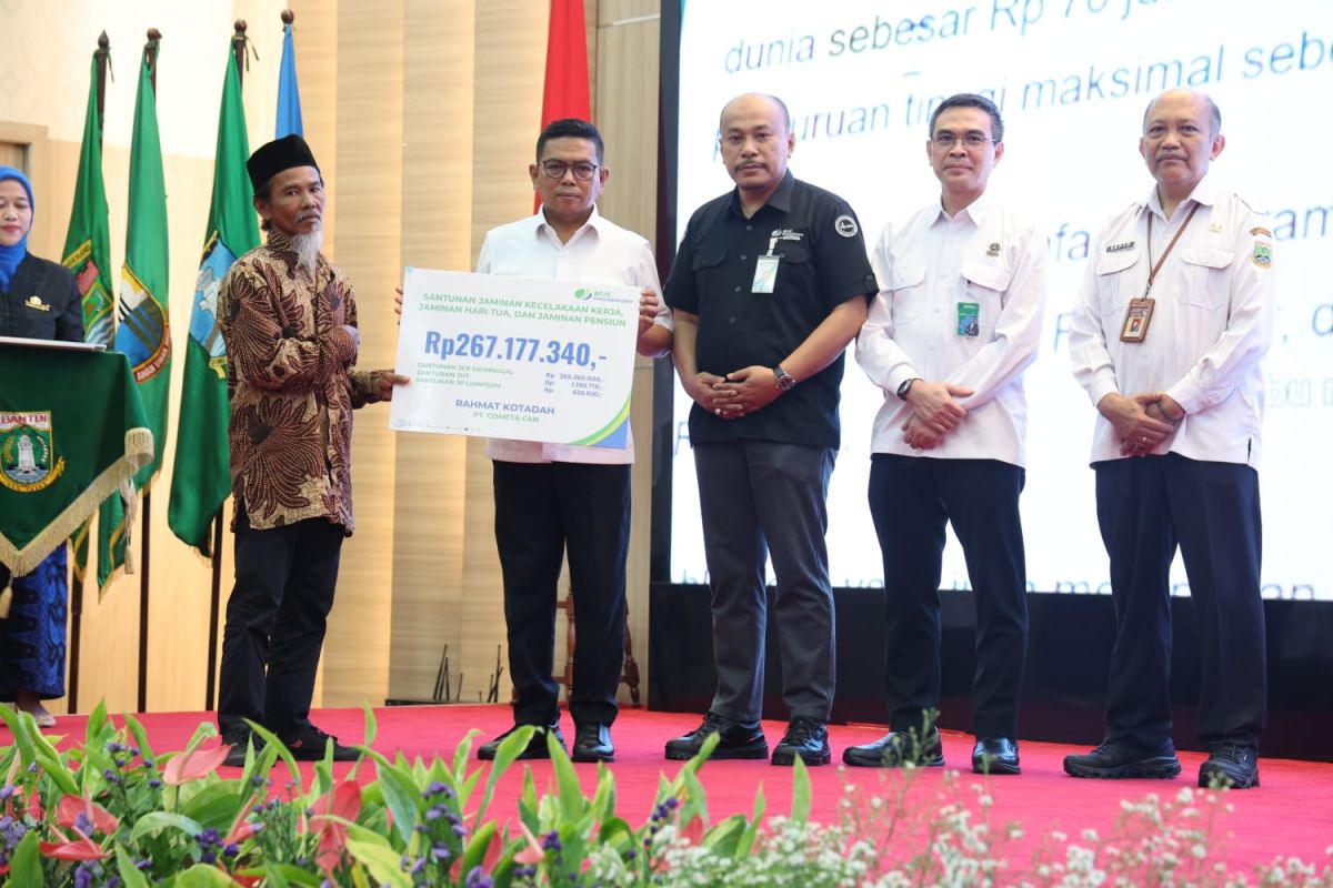 240 Occupational Safety and Health Committees Receive Awards from Banten Governor