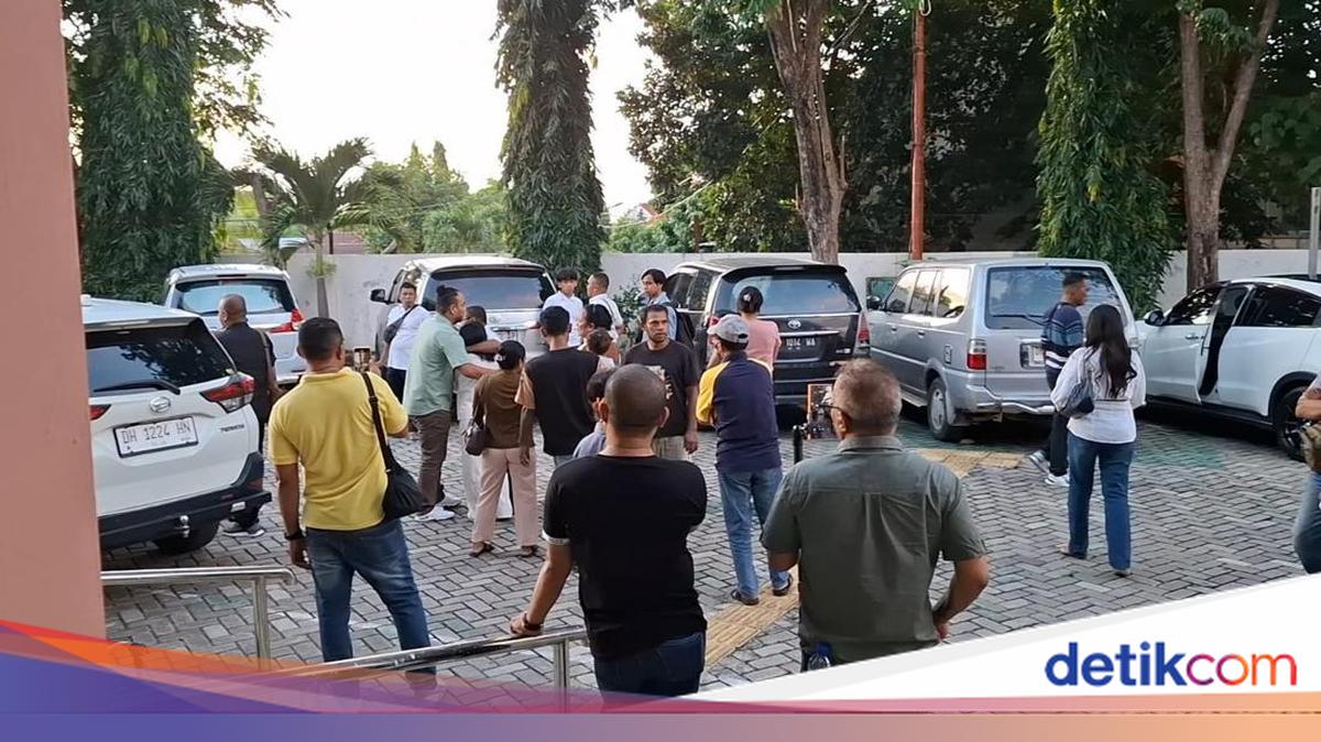 Two Defendants in East Sumba Pilkada Corruption Case Sentenced to 6 Years, Family Rages