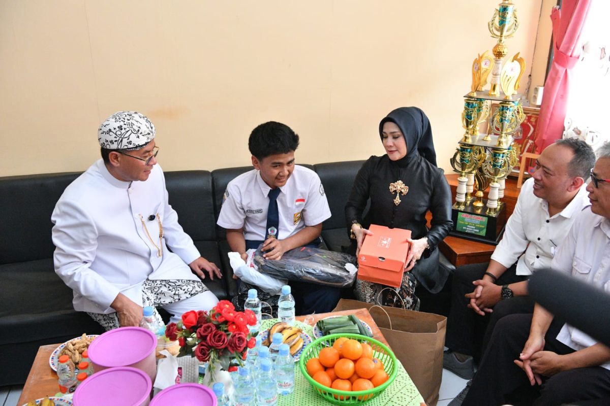 West Java Deputy Governor Ensures Continuation of Schooling for Viral Student Ihsan Who Was Forced to Drop Out