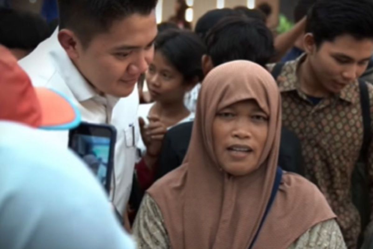 Cabinet Secretary Teddy receives message from resident for President regarding Sekolah Rakyat programme
