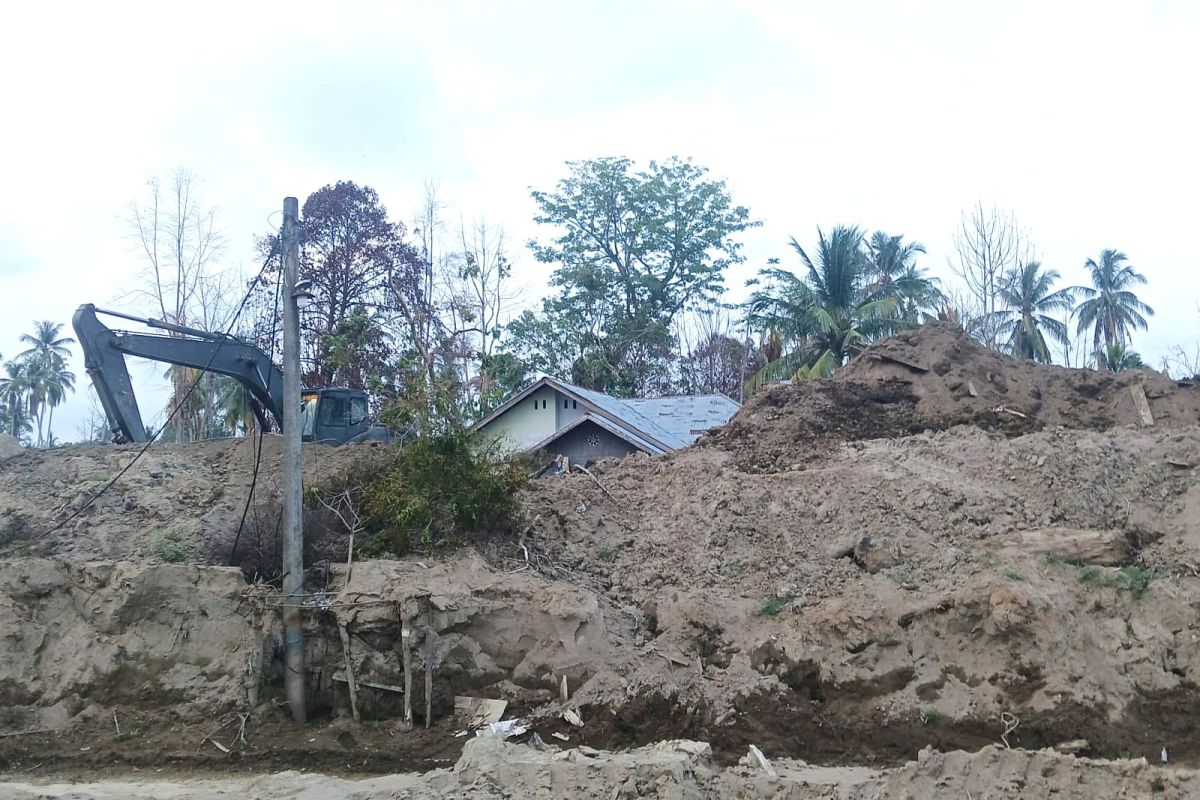 Holding on to Ancestral Land, Making Peace with the Mud