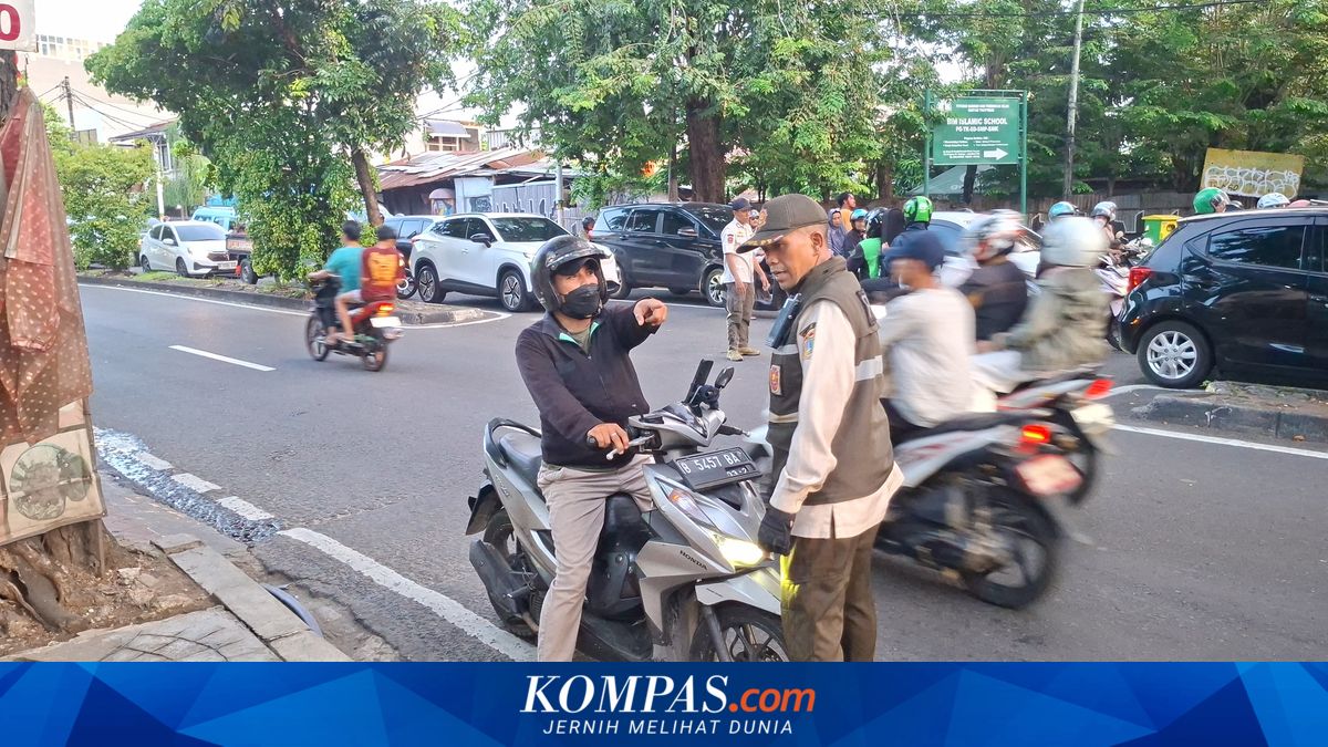 Numerous Motorcyclists Ride Against Traffic in Meruya Ilir, West Jakarta; Satpol PP Officers Face Verbal Abuse While Intercepting Them