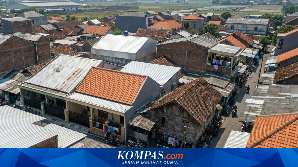 Menteng Tenggulun Residents' House Roofs Renovated Using Tiles