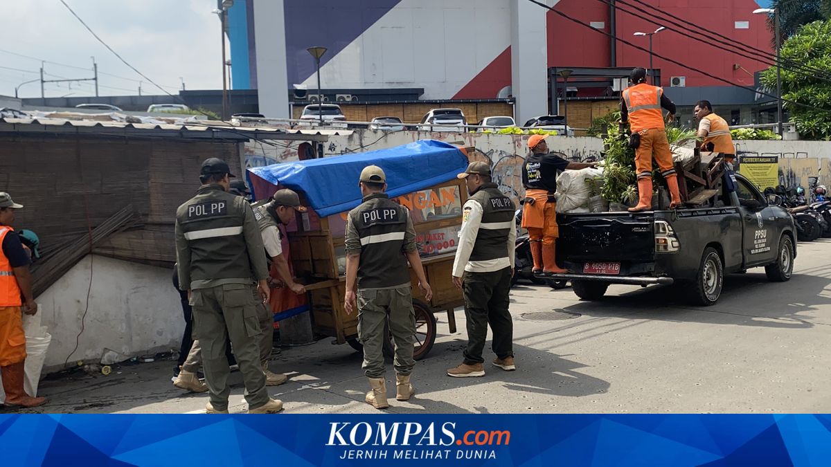 Crackdown on Illegal Parking and Street Vendors Near Lebak Bulus MRT Station to Prevent Traffic Jams