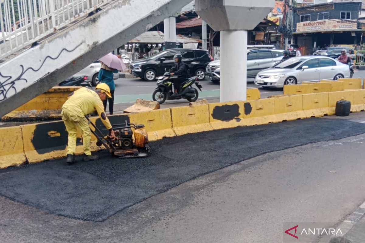 To Prevent Accidents, Kramat Jati Strengthens Roads with New Asphalt Layer