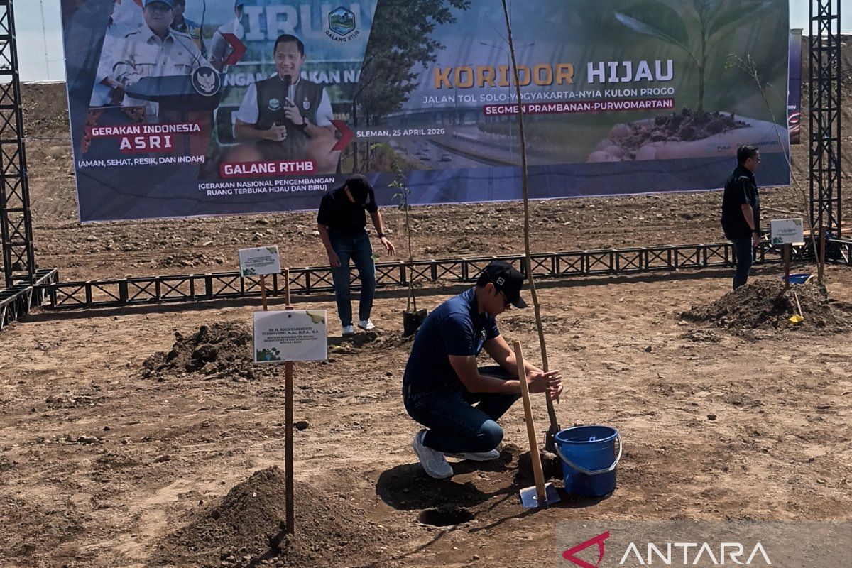 AHY Plants Trees in the Green Corridor of the Prambanan-Purwomartani Toll Road Section in Sleman