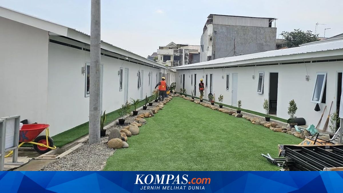 Cabinet Secretary Teddy Inspects Construction of Decent Housing near Senen Railway Tracks, Featuring Children's Play Facilities