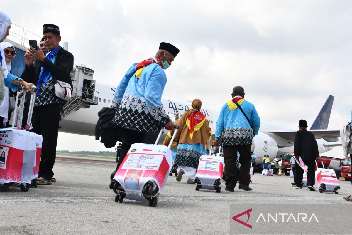 Palembang Embarkation Departs Two Delayed Hajj Pilgrims