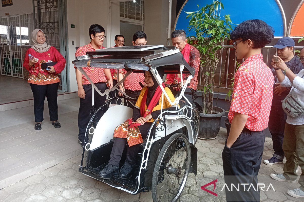 Students in Purwokerto create solar-powered electric rickshaw