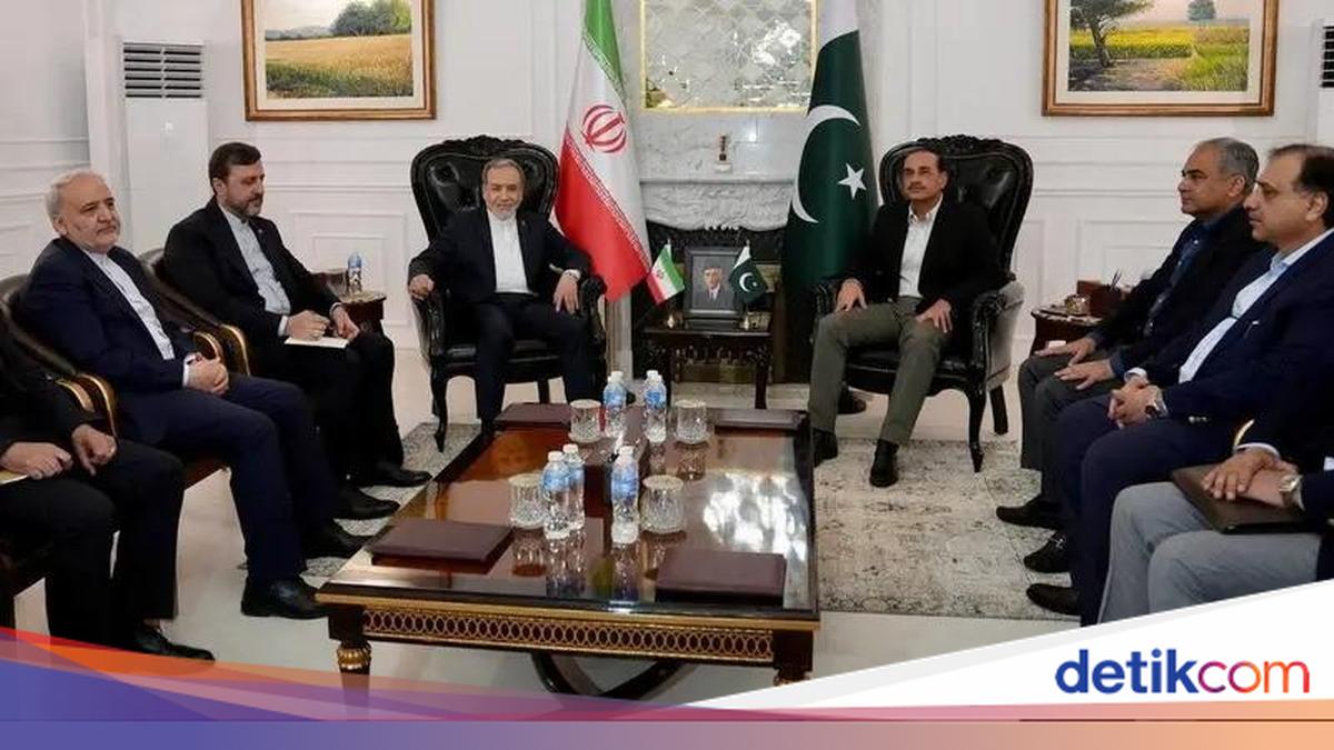 Iranian Foreign Minister Meets Pakistani Military Chief, Discusses Potential Dialogue with US