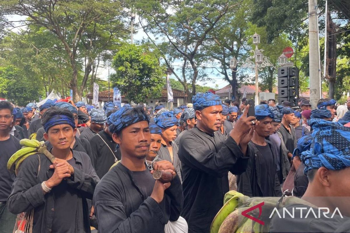 Baduy Villagers Entrust Message of Nature Conservation to Banten Governor During Seba