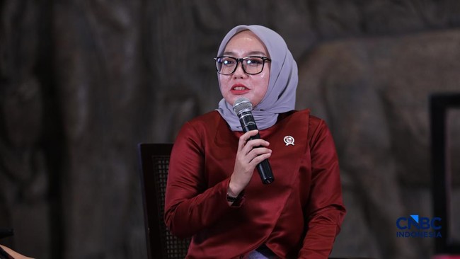 Deputy Minister Farida Explains the Importance of Red and White Village Cooperatives for Society