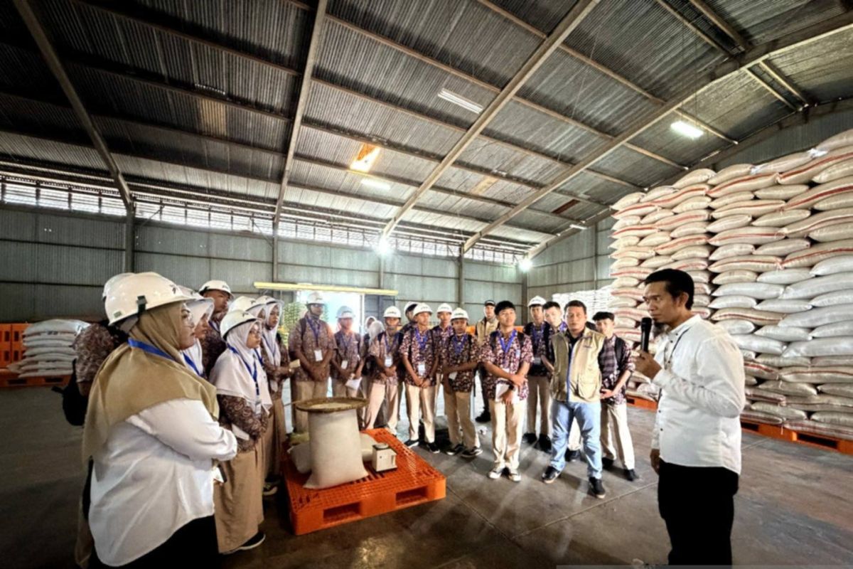 Bulog Ensures Rice Availability for Residents of Indonesia's Outermost Islands