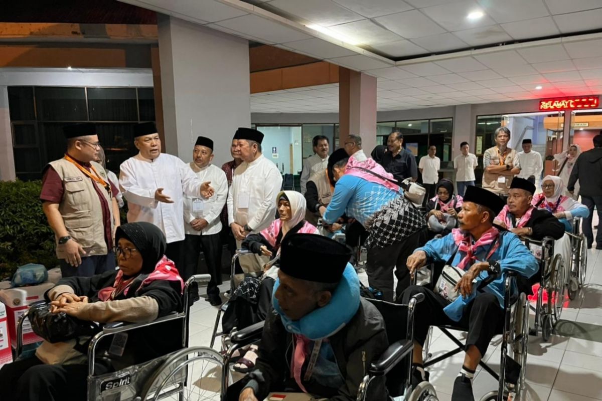 439 Hajj Pilgrims from Pekanbaru Depart for the Holy Land from Batam Airport on Sunday Morning