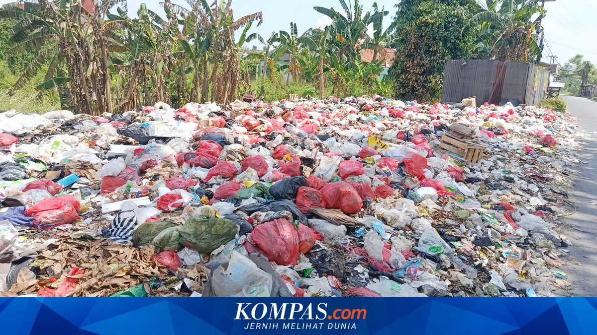 Mounting Rubbish at Illegal Waste Site in North Tambun, Bekasi, Odour Detectable from Afar