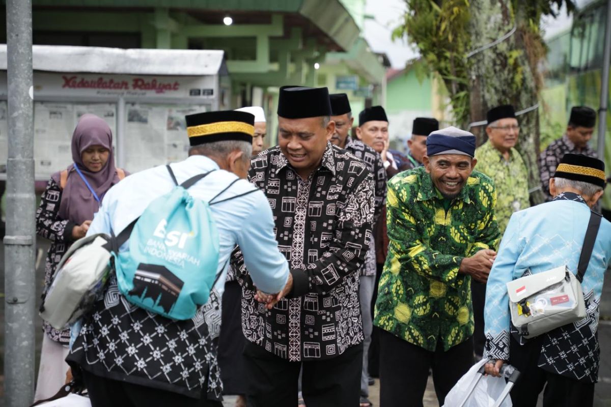 Sleman Regent sends off Hajj pilgrims from Sleman Regency
