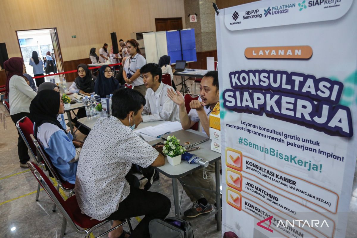 Labour Minister urges university graduates to equip themselves to face the AI era