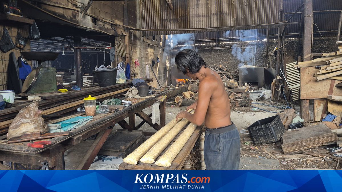 Squeezed by Soybean and Plastic Prices, Tempe Artisans in North Jakarta Reduce Sizes to Survive