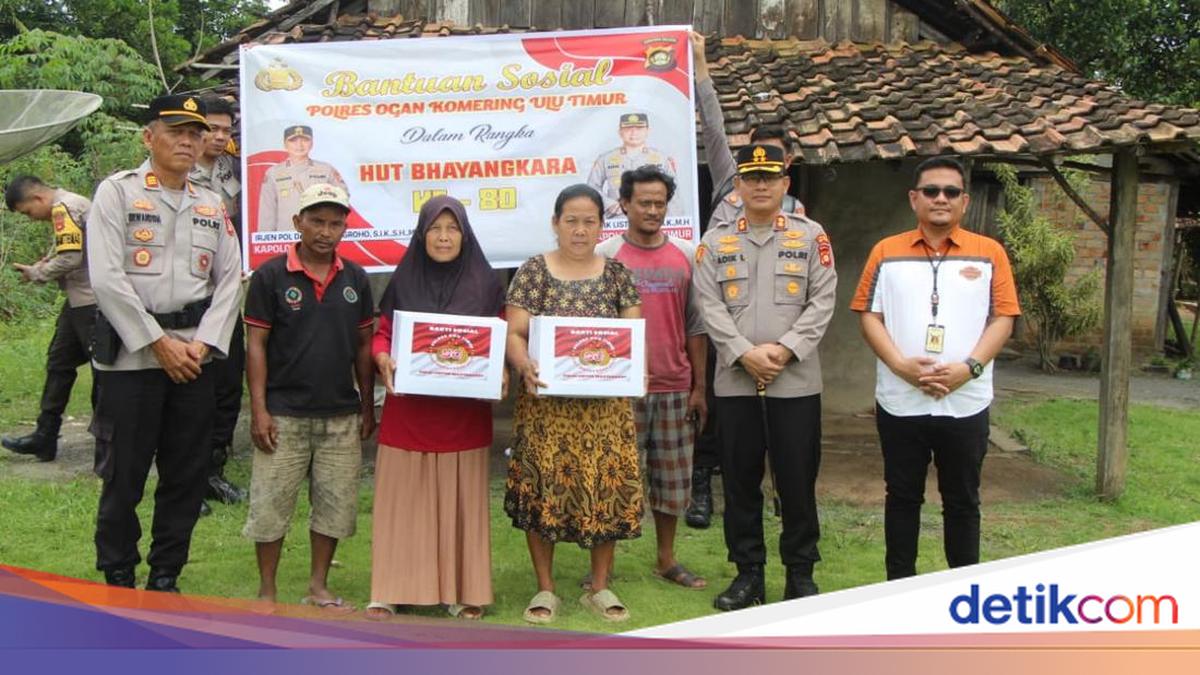 Supporting Social Resilience, South Sumatra Police Distribute Hundreds of Social Assistance Packages in East OKU