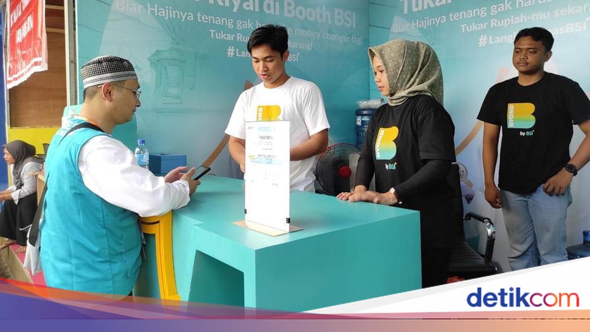 Prospective Hajj Pilgrims from Mataram Flock to Exchange Rupiah for Riyals
