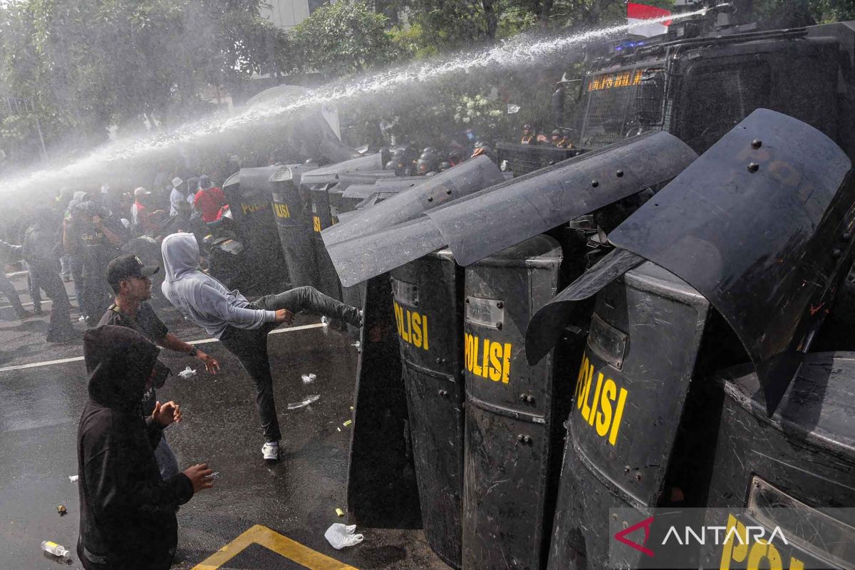 Joint TNI-Polri Personnel in Semarang Train Skills to Handle Anarchic Protests