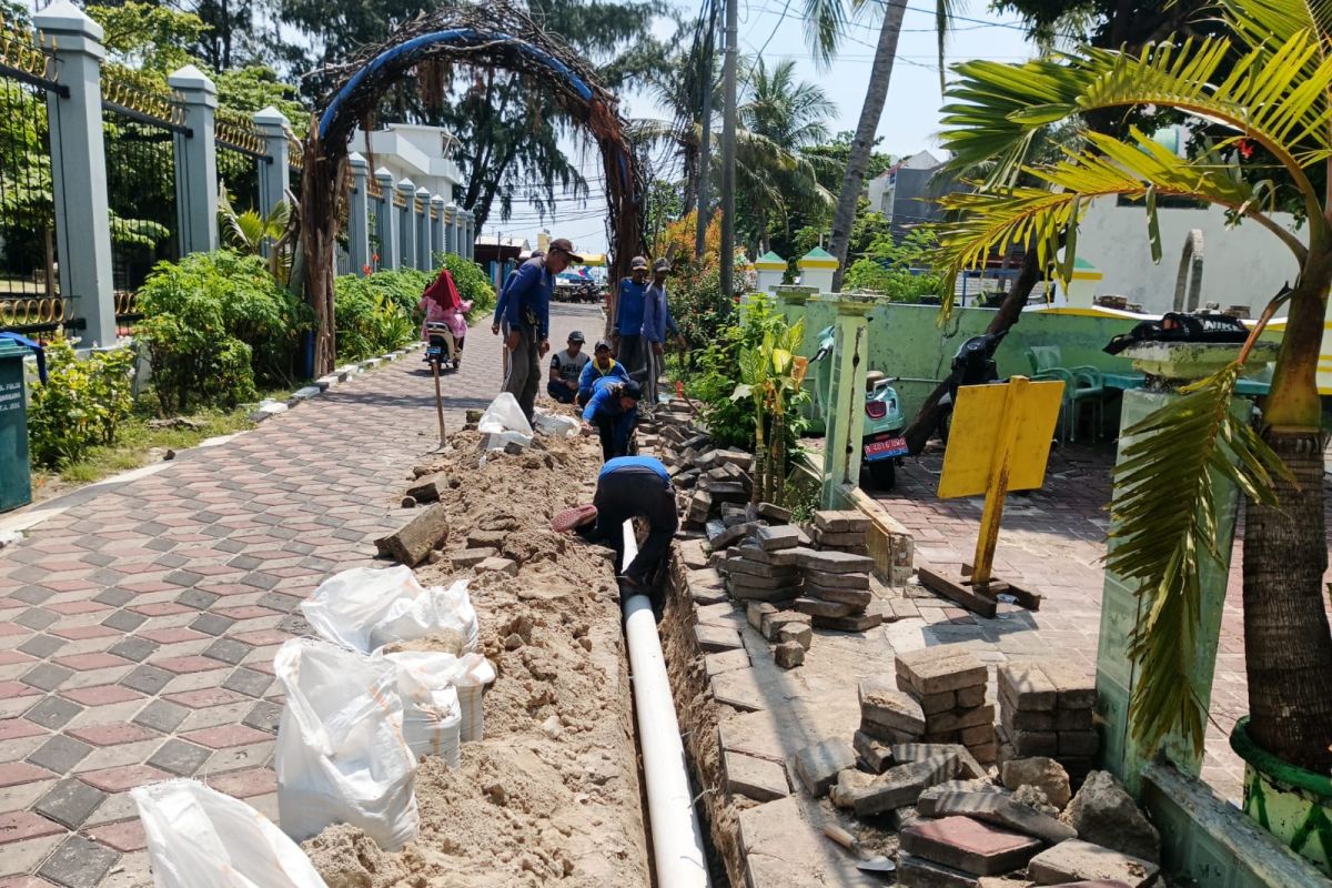 Regency builds drainage channels to address flooding on Pulau Panggang