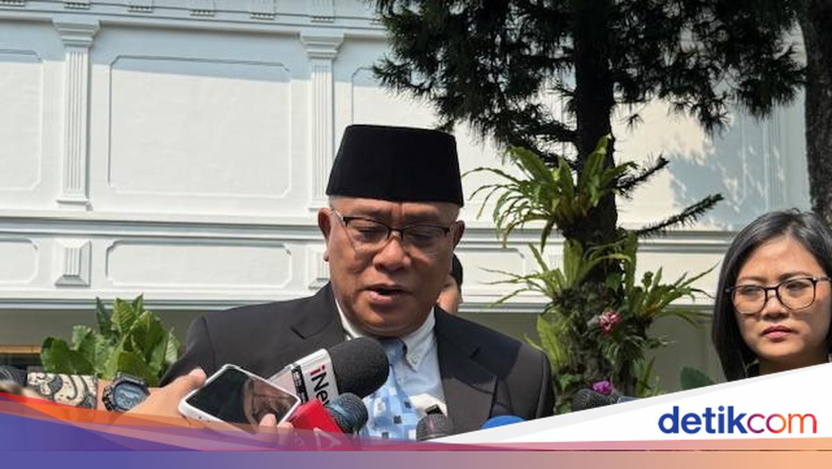 Wearing a Light Blue Tie, Jumhur Hidayat Arrives at the Palace Ahead of Limited Reshuffle