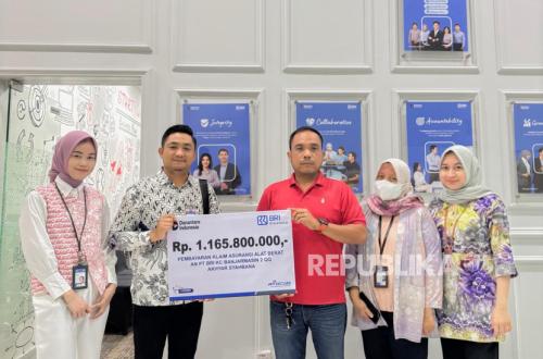 BRI Insurance Delivers Heavy Equipment Insurance Claim of Rp 1.16 Billion in Banjarmasin