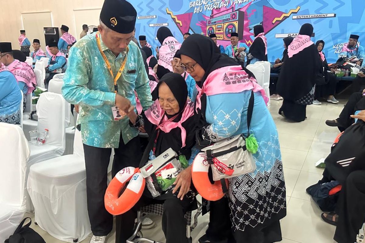 Seven prospective Hajj pilgrims from Pekanbaru face departure delays