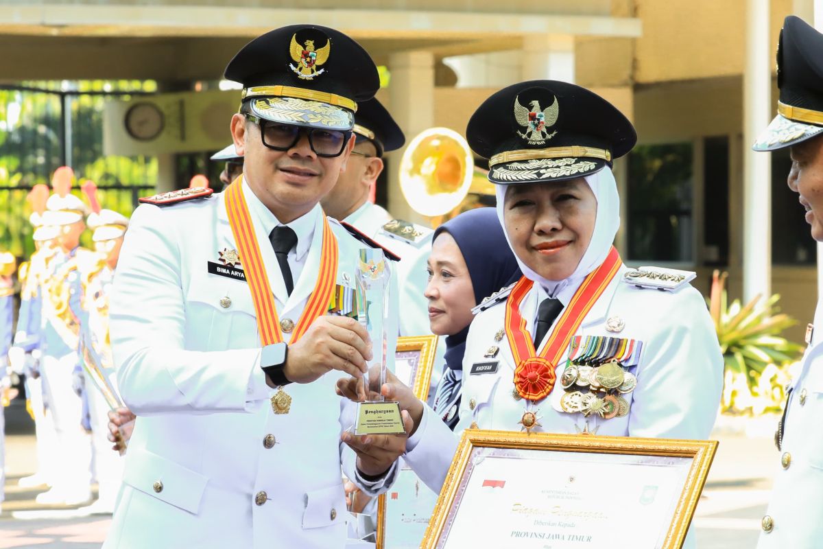 Khofifah Receives 2025 EPPD Award from Interior Minister