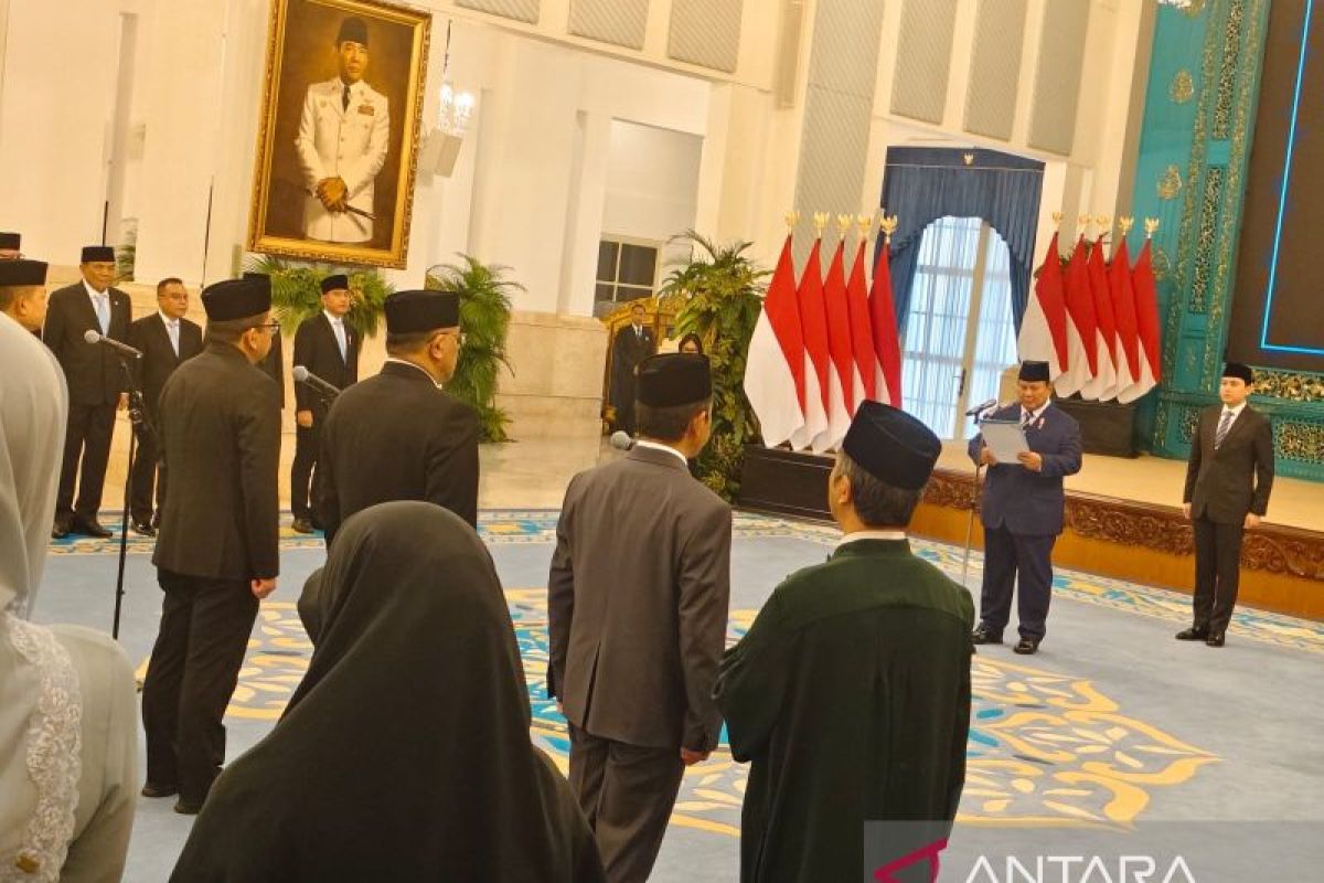 Labour Leader Jumhur Hidayat Officially Appointed as Minister of Environment