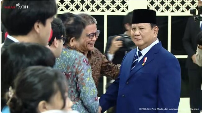 Friendly Moment as Prabowo Shakes Hands and Chats with Rocky Gerung