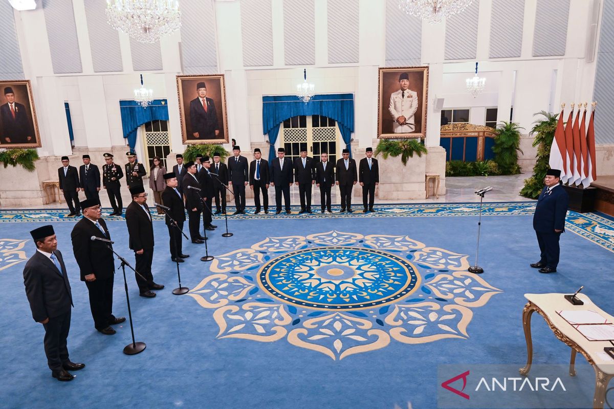President Inaugurates New Officials in the Red and White Cabinet