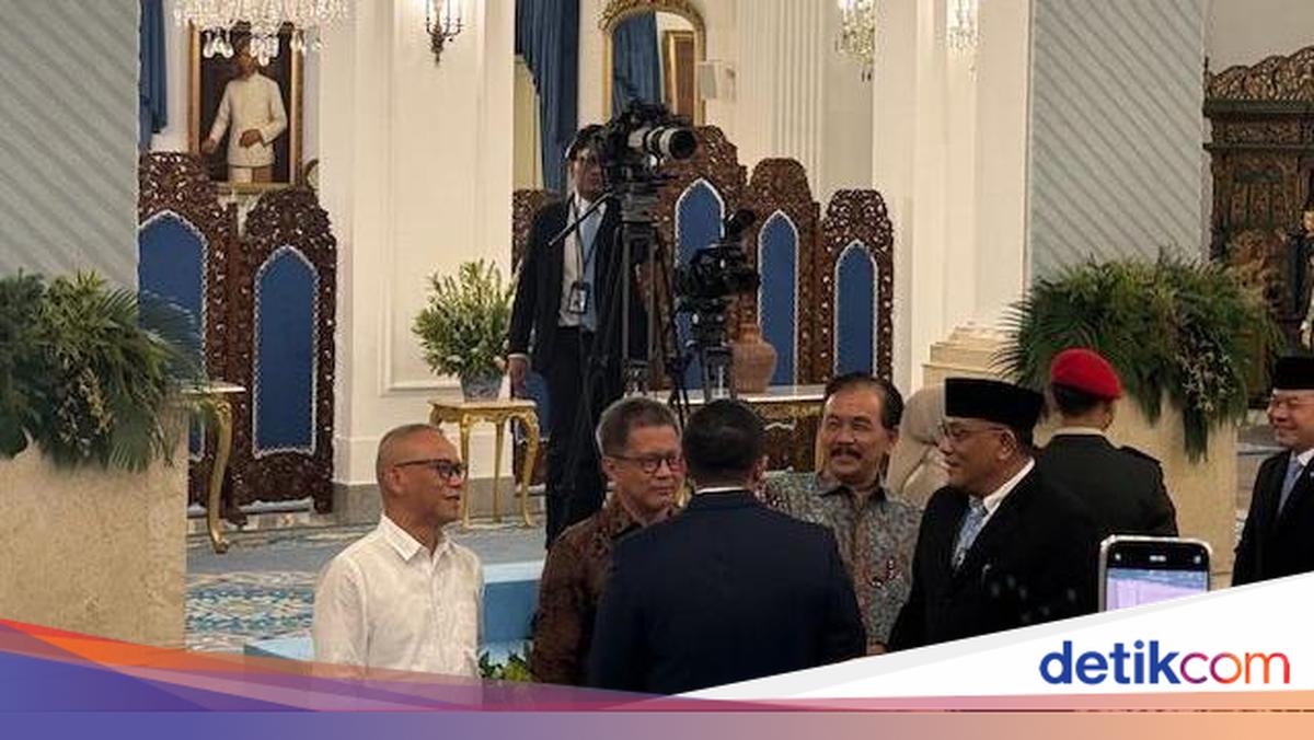 Cabinet Secretary Teddy's Friendly Moments with Rocky Gerung and Syahganda at the Palace