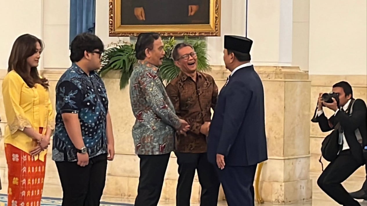 Friendly Moment: Rocky Gerung Shakes Hands and Laughs with Prabowo at the Palace